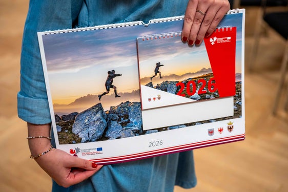 Der Euregio-Kalender 2027 ist ab 26. Oktober erhältlich (im Bild die Ausgabe 2026). (Foto: Land Tirol/Jovanovic)