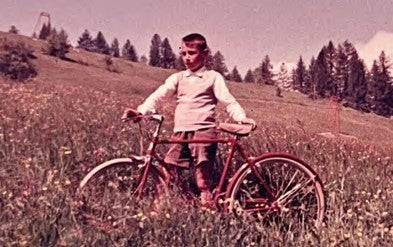 Hubert Messner da giovane nella sua valle natale, la Val di Funes: “Con i soldi che ho guadagnato da solo mi sono comprato una bicicletta e con quella sono uscito dalla valle. (Foto: privato)
 
