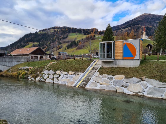 Finanziata con fondi FESR: la stazione idrometrica sulla Drava a Prato alla  Drava. (Foto: Ufficio provinciale Idrologia e dighe dell’Agenzia per la Protezione civile)