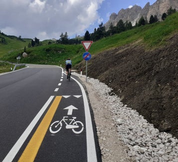 Le corsie ciclabili sui passi dolomitici sono un invito ad andare in bicicletta e garantiscono maggiore sicurezza a tutti gli utenti della strada. (Foto: ASP/Servizio Strade)