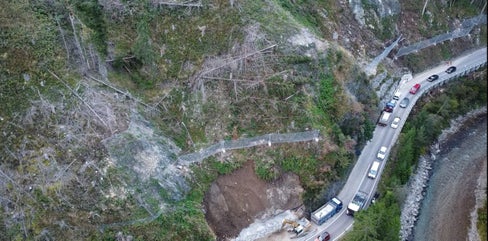 Aufnahmen von den Sicherungsarbeiten: Oben am Hang entstanden Netze und Barrieren, am unteren Bildrand sichert eine neue Mauer den Hang. (Foto: LPA/Landesabteilung Tiefbau)