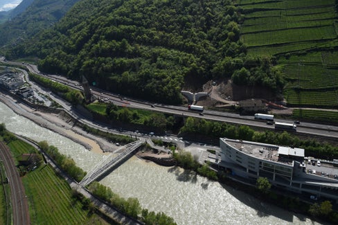  Die Rückhaltesperre am Kampiller Bach wurde von der Agentur für Bevölkerungsschutz mit Mitteln der Brennerautobahngesellschaft zum Schutz von Autobahn und Staatsstraße errichtet. (Foto: Agentur für Bevölkerungsschutz)