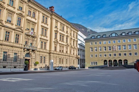 I 35 consiglieri provinciali si riuniscono nell'edificio del Consiglio provinciale (a destra), mentre la Giunta provinciale, ora di undici componenti, si riunisce settimanalmente a Palazzo Widmann (a sinistra). (Foto Greta Stuefer)