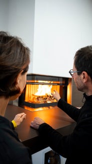 Beratung: Das Wissen um eine sachgemäße Holzverbrennung ist entscheidend, um Emissionen zu vermeiden. (Foto: Fabio Brucculeri)