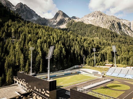 La facciata della Olympic Arena Sudtirol Alto Adige comprende 5500 metri quadrati di pannelli fotovoltaici integrati. (Foto: Hannes Niederkofler)