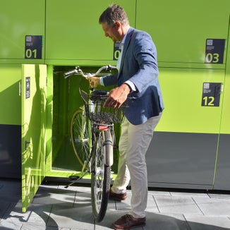 Auch das Mobilitätszentrum Brixen hat 2023 neue Radboxen erhalten: im Bild Mobilitätslandesrat Daniel Alfreider bei der Inbetriebnahme im August. (Foto: LPA/Angelika Schrott)