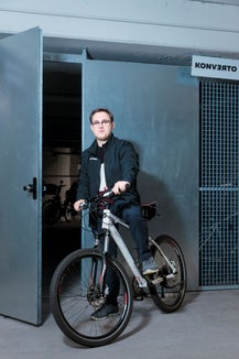 Einen eigenen trockenen und vor allem sicheren Platz zum Parken des Fahrrads gibt es für die Angestellten der Konverto AG, die zur Arbeit radeln (Foto: LPA/Tiberio Sorvillo)