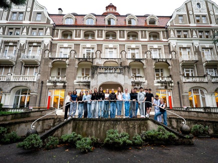  Euregio-begeistert: Die Schülerinnen und Schüler der 2TS4 der FOS Meran (im Bild mit Euregio-Koordinatorin Barbara Pircher, links, und Klassenvorstand Edith Benischek, rechts) haben im Vorjahr einen eigenen Instagram-Kanal gestartet, in dem sie sich mit Themen wie Identität, Mobilität oder Lebenswelten der Euregio auseinandersetzen. (Foto: LPA/Fabio Brucculeri)