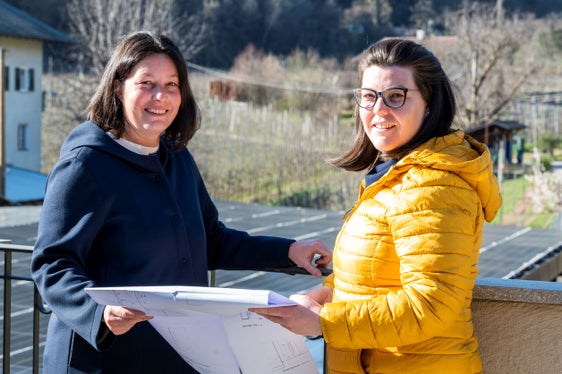 Birgit e Petra Kager (da sinistra) della Falegnameria Kager OHG di Frangarto: Da anni puntiamo sulla produzione autonoma di energia. (Foto: ASP/Manuela Tessaro)