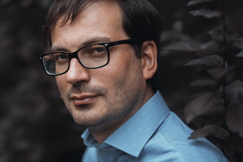 Günther Oberhollenzer, der Präsident der Jury der Trienala Ladina und Kurator der Ausstellung im Museum Ladin Ciastel de Tor (Foto: Tim Cavadini)