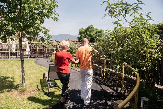 In den 78 Südtiroler Seniorenwohnheimen werden stationäre, aber auch teilstationäre Dienste für ältere, pflegebedürftige Menschen angeboten. (Foto: Claudia Corrent)