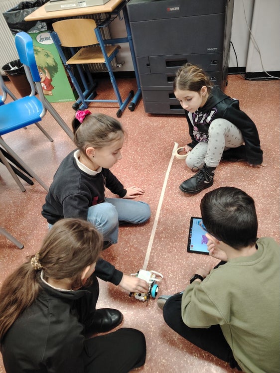 Alunne e alunni della Scuola Gandhi durante un laboratorio di robotica educativa con uso di IA per attività di coding e progettazione in gruppo. (Foto: Istituto Comprensivo Laive)