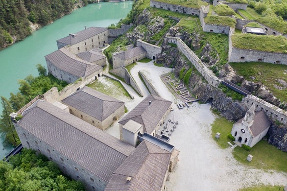 Il Forte di Fortezza con una superficie di 65 mila metri quadrati è il più grande sito storico dell’Alto Adige.
Il Forte di Fortezza (Foto: Fly Südtirol)
