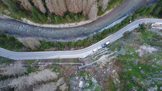 Ein Teil der Hangsicherung mit Netz und Barrieren aus der Luft gesehen (Foto: LPA/Landesabteilung Tiefbau)