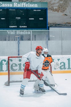 La più grande passione sportiva di Daniel Alfreider è l’hockey su ghiaccio:
lo ha praticato da ragazzo e gioca ancora qualche partita con i vecchi compagni di squadra, qui nel derby con il Gardena. (Foto: Maximilian Goggi)