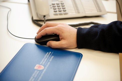 Die Begriffe „Verwaltung“, „Bürokratie“ und „Beamte“ sind häufig negativ besetzt. Aber was ist deren 
eigentliche Bedeutung, ihr wirklicher Sinn? Bei näherem Hinsehen wird erkennbar, dass sie besser 
und wichtiger sind als ihr landläufiger Ruf. (Foto: LPA/Claudia Corrent)