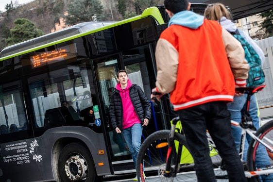 Passaggio rapido e senza complicazioni da un mezzo di mobilità all’altro: al centro di mobilità di Bressanone, Alessandro, Elisabeth e Riccardo sono soliti passare dalla bicicletta all’autobus o al treno. In futuro ci saranno molti altri piccoli centri di mobilità di questo tipo in Alto Adige. (Foto: ASP/Ivo Corrà)