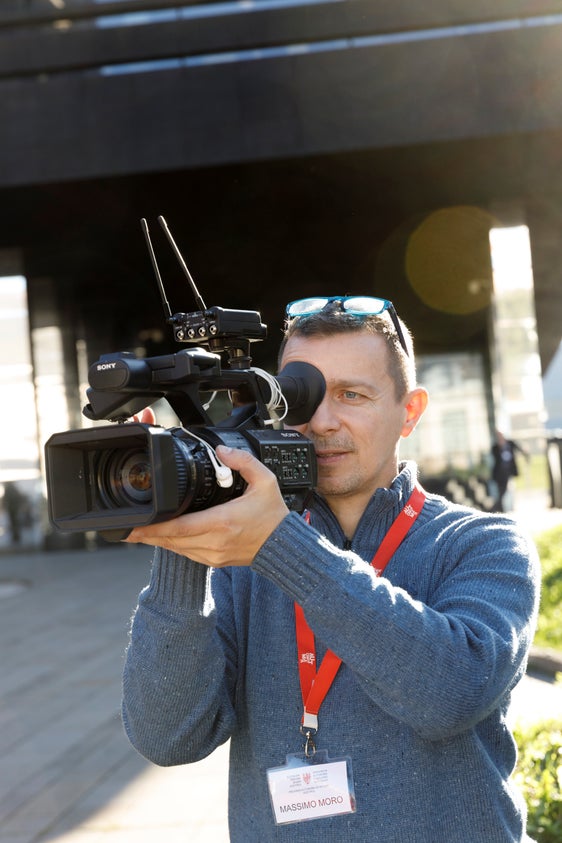 Massimo Moro ha messo a disposizione della cooperativa fondata con Matteo Donagrandi e Mohammed Al Masmoudi le sue competenze di operatore di ripresa, montatore e regia. (Foto: Tiberio Sorvillo)