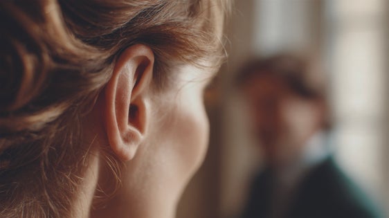Über psychische Belastungen zu sprechen, ist ein wichtiger Schritt: Je früher Hilfe gesucht wird, desto besser lassen sich Krisen bewältigen. (Foto: KI generiert)
