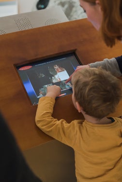 KI kann die Interaktion im Museum auch für Kinder verbessern. Im Bild ein Touchscreen im Naturmuseum Südtirol. (Foto: LPA/Patrizia Corriero)