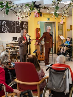 Für die Bewohner der Seniorenheime in Bozen, Meran, Neumarkt, Leifers und Brixen führen Alessio Kogoj und Giacomo Anderle das Stück „La prima volta“ auf. (Foto: Luca Guadagnini)