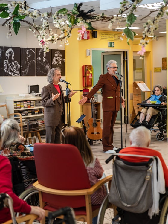Alessio Kogoj e Giacomo Anderle hanno messo in scena lo spettacolo “La prima volta” davanti agli ospiti delle case di riposo di Bolzano, Merano, Egna, Laives e Bressanone. (Foto: Luca Guadagnini)