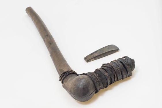 L'immagine mostra l'ascia di rame di Ötzi. (Foto: Museo Archeologico dell’Alto Adige/Harald Wisthaler)