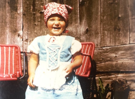 Magdalena Amhof als kleines Mädchen in Gsies: Dort verbrachte sie ihre ersten Lebensjahre, bevor sie mit ihrer Familie nach Milland zog. (Foto: privat)