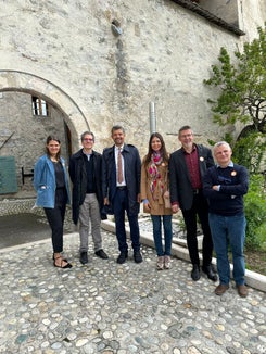 Die ladinischen Sagen sind auf dem Weg, als Unesco-Weltkulturerbe anerkannt zu werden: Darüber ist im Museum Ladin in St. Martin in Thurn berichtet worden, im Bild von links: die Direktorin des Museum Ladin Katharina Moling, Professor Luigi Petrillo, Landesrat Daniel Alfreider, Susi Rottonara, Carlo Suani, Paolo Vinati. (Foto: LPA)
