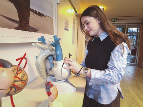 Lucrezia Jopp, 20 anni, è arrivata a Bolzano da Zurigo per studiare Medicina: “Determinanti per me sono stati il plurilinguismo, la borsa di studio e, non da ultimo, la qualità della vita”. (Foto: Katharina Trocker)