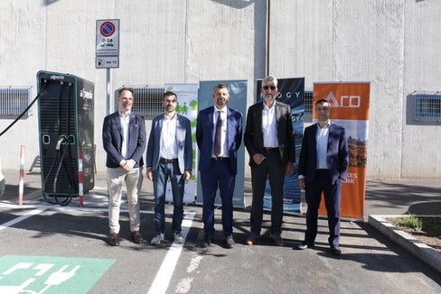An 33 Orten in Südtirol können Elektroautos an Ladestationen in nur 30 Minuten aufgeladen werden. Zufrieden mit Bau der neuen Hypercharger zeigten sich (v.l.) Philipp Senoner (Alpitronic), Harald Reiterer (Green Mobility), LR Daniel Alfreider, Hans Duffek (ARO Konsortium) und Sergio Marchiori (Neogy). (Foto: LPA/IngoDejaco)