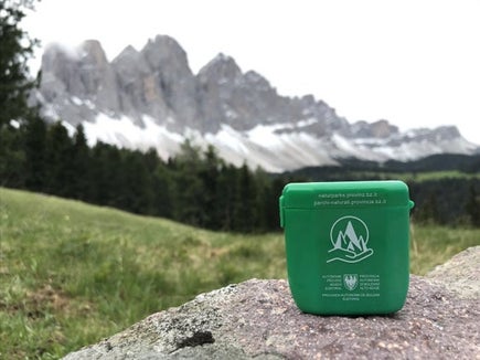 Il pratico portacenere da zaino, in gran parte realizzato con plastica riciclata, trova spazio dappertutto ed è ritirabile gratuitamente nei Centri visite dei sette Parchi naturali dell'Alto Adige (Foto: Ufficio Natura/Andrea Leitner) 