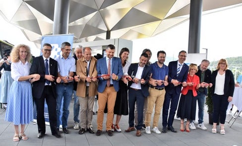 Banddurchschneiden zur Eröffnung des neuen Mobilitätszentrums Bruneck mit LH Kompatscher (11.v.l.), LR Alfreider (6.v.l.), Brunecks BM Griessmair (10.v.l.), STA-Direktor Dejaco (8.v.l.), LRin Waltraud Deeg (12.v.l.), Ltg.-Abg. Gerd Lanz (13.v.l.), Bezirksgemeinschaftspräsident Robert A. Steger (2.v.l.), Infopoint-Koordinatorin Petra Kosaraz (1.v.l.), Infopoint Bruneck-Koordinatorin Claudia Fink (1.v.r.) sowie den Vertretern der Baufirmen. (Foto: LPA/Angelika Schrott)