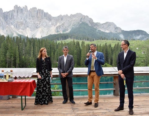 Zusammenarbeit für ein passendes Hot-Spot-Managment für den Karersee: Tourismusmanagement-Expertin Gufler, BM Dejori, LR Alfreider und IDM-CEO Hinteregger. (Foto: LPA/Angelika Schrott)