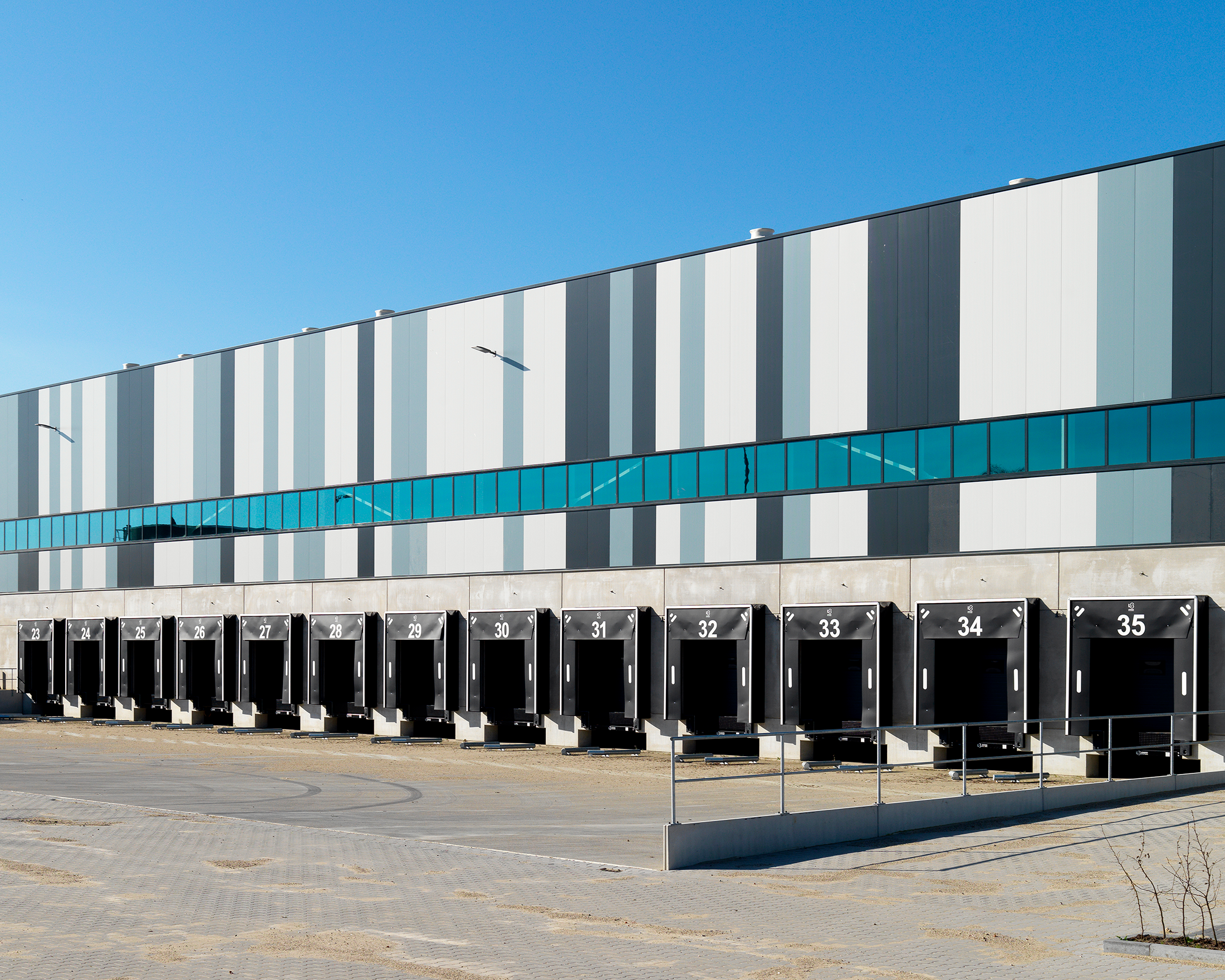 Building with Ji SF Wall 1000 panels.