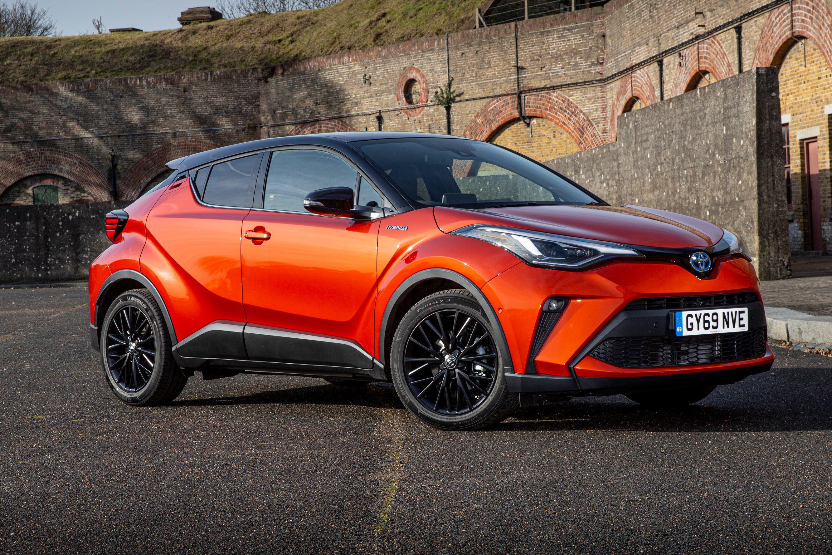 Тойота к. Toyota Chr оранжевая. Toyota c-HR. Тойота Chr 2019.