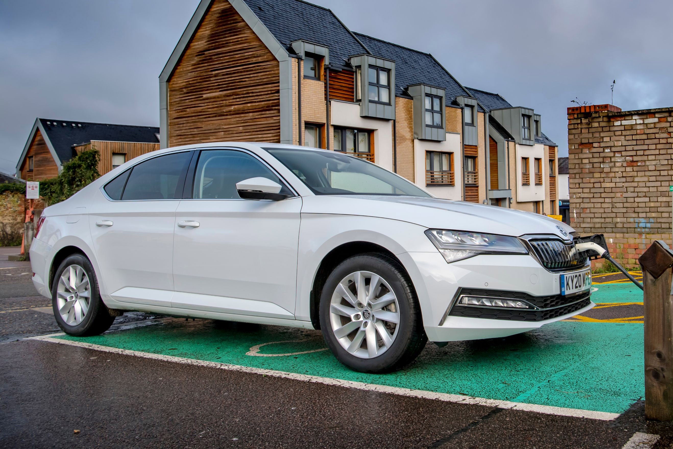 Skoda Superb iv charging