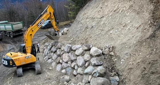 Escavatore che posiziona i massi (© Agenzia per la protezione civile/Ufficio Idrologia e dighe)