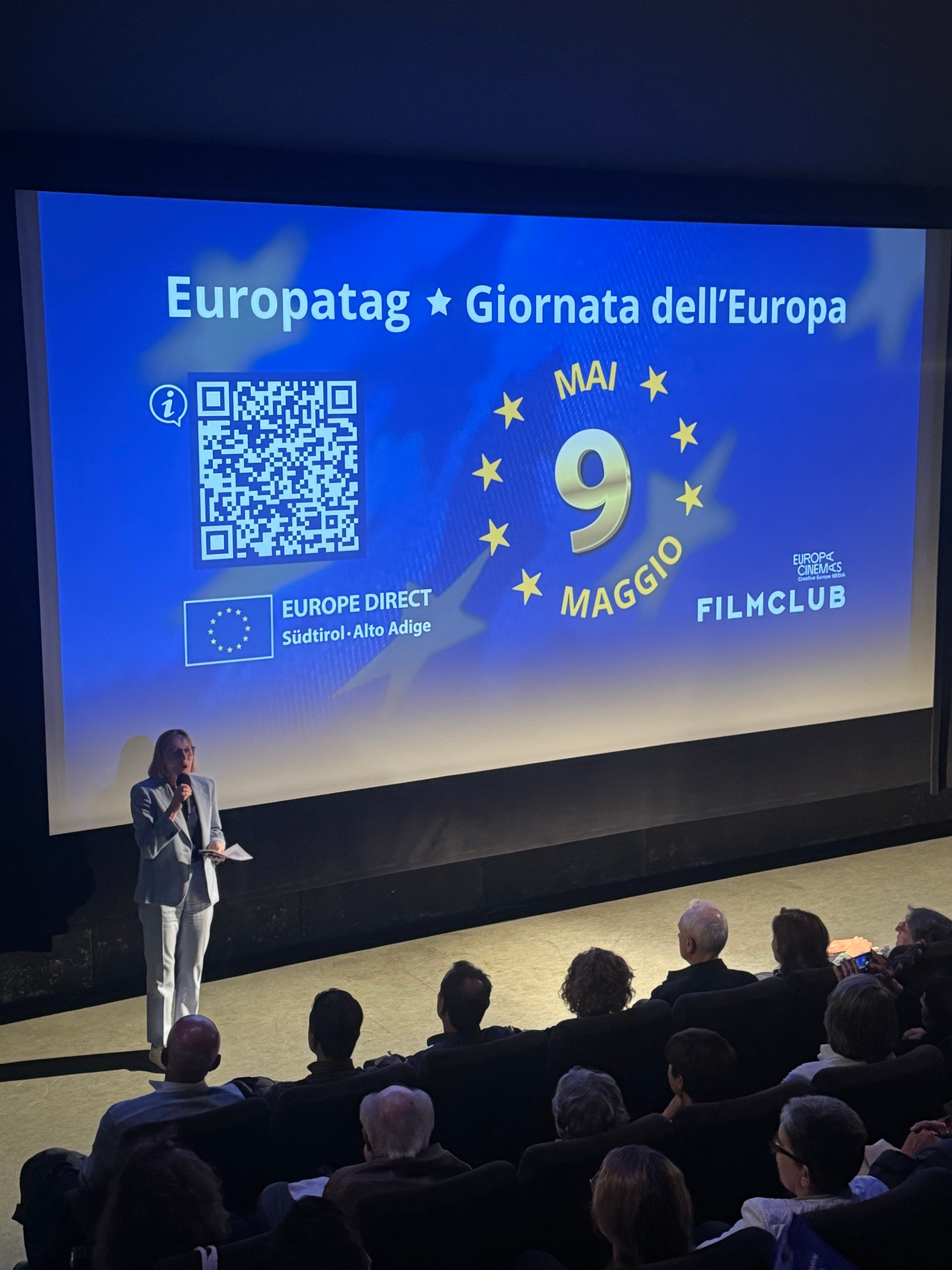 foto della sala cinema del filmclub Bolzano con l'Assessora all'Europa Magdalena Amhof, Europe Direct Alto Adige