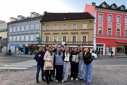 Foto di gruppo di studenti e insegnanti della Scuola Alberghiera Cesare Ritz di Merano insieme ai partecipanti della Kärntner Tourismusschule di Villach durante l’esperienza di mobilità e job shadowing.