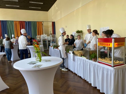 Studenti della scuola alberghiera Cesare Ritz di Merano e studenti della Scuola Klara Oppenheimer di Wurzburg che allestiscono i buffet per la giornata delle porte aperte della scuola tedesca. 
