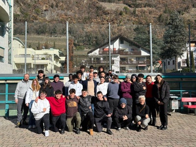 Immagine che ritrae i nostri alunni alla consegna degli incassi ricevuti durante le porte aperte all'associazione Peter Pan in beneficenza