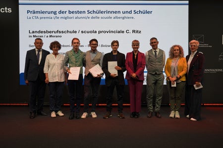 Immagine che ritrae 3 ex studenti premiati alla Fiera Hotel di Bolzano. 