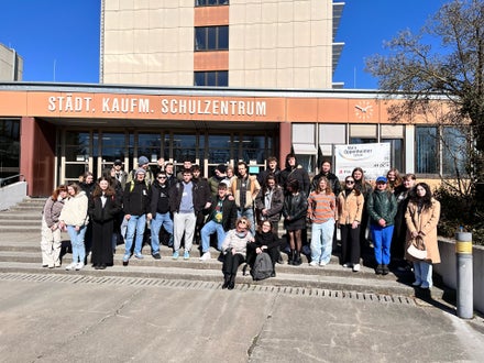 Gruppo di studenti della Scuola Alberghiera Cesare Ritz di Merano e della Scuola Klara Oppenheimer di Wurzburg riuniti davanti alla scuola tedesca. Esempio di scambio interculturale. 