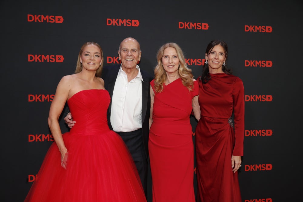 DKMS founder and member of the Board of Trustees, together with his daughters Katharina Harf, Chair of the DKMS Foundation Board, and Viktoria von Wulffen, member of the Board of Trustees, as well as Dr. Elke Neujahr, Global CEO of DKMS. © Jessica Kassner for DKMS