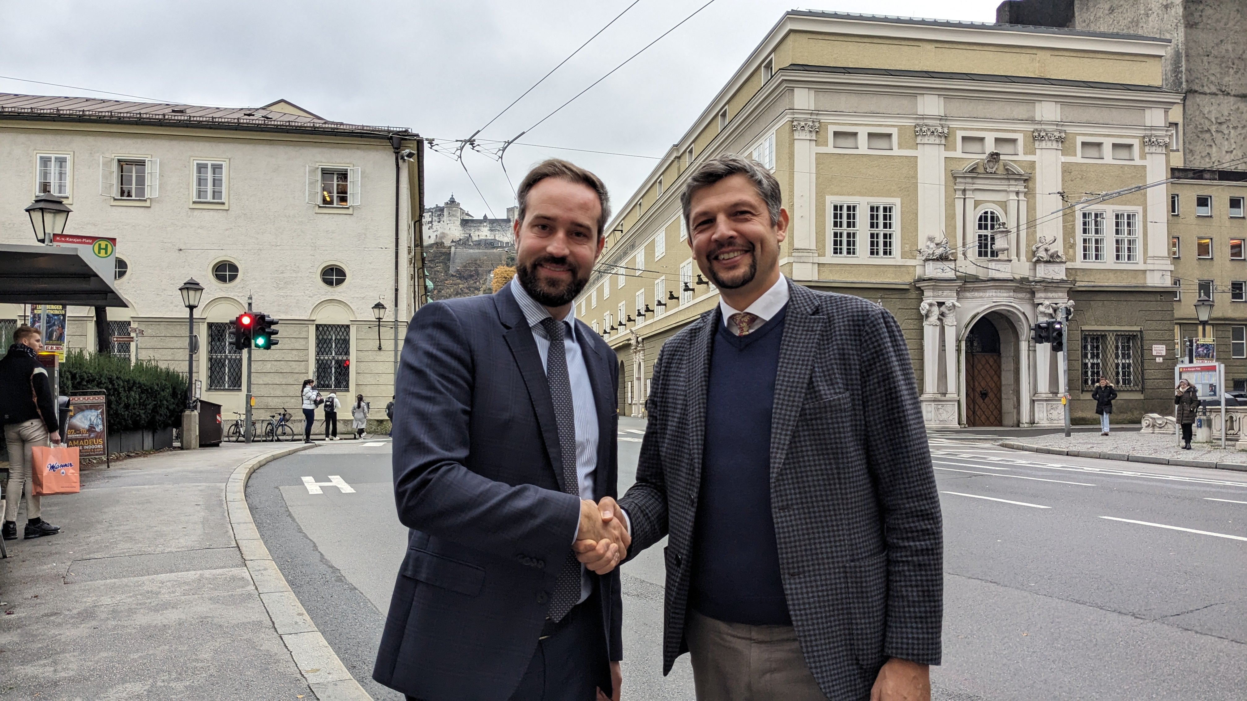 Gli assessori alla mobilità Stefan Schnöll (Salisburgo) e Daniel Alfreider si sono incontrati per discutere di trasporto pubblico e digitalizzazione (Foto: ASP/Ingo Dejaco)