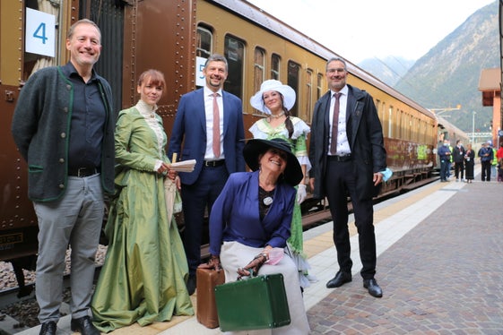 Startpunkt der nostalgischen Bahnfahrt in Franzensfeste mit LR Bessone (l.), LR Alfreider (Mitte) und LH Kompatscher (r.) (Foto: LPA/Ingo Dejaco) 