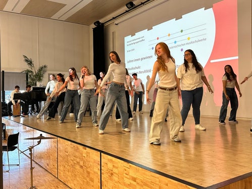 Die Klasse 5A des Sozialwissenschaftlichen Gymnasiums unter der Leitung von Michael Braun umrahmte musikalisch den ersten Tag des Bundesfachgruppentreffen in Brixen. (Foto: LPA/Konferenz Österreichischer Musikschulwerke KoMu)

