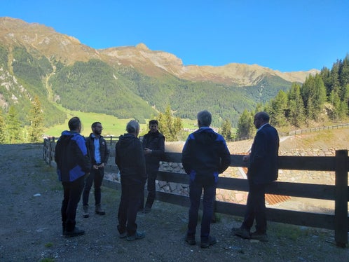 Sopralluogo alla nuova briglia sul rio di Monte Grande: da sx, il vicedirettore Walder, Jan Kobald, direttore Sistemazione bacini montani De Polo, il caposquadra Rungger, l'assessore Schuler,  il sindaco Gufler (Foto: Agentur für Bevölkerungsschutz/Maja Clara)