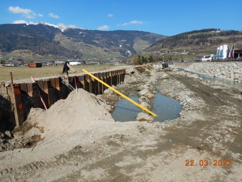 Der Bautrupp mit Vorarbeiter Roland Langgartner hat am orografisch rechten Ufer des Eisacks den Damm im Inneren mit einer Spundwand aus Stahl verstärkt und armiert, dies ist von außen nun nicht mehr sichtbar. (Foto: LPA/Landesamt für Wildbach- und Lawinenverbauung Nord)